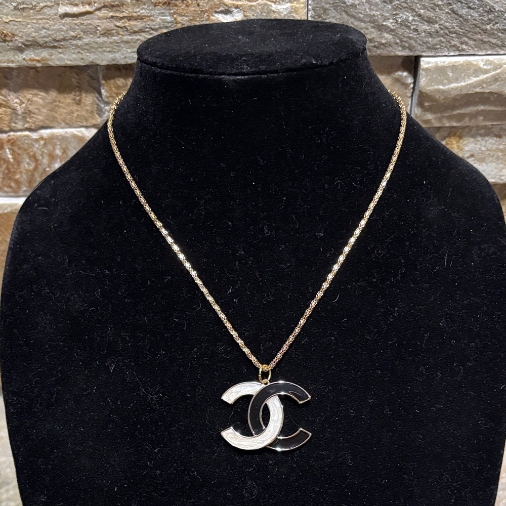 Elegant black & white CC charm Necklace